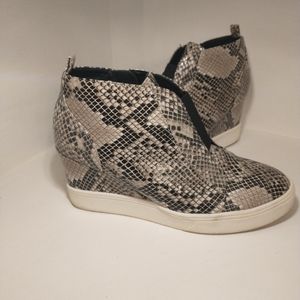 Women's size 7 wedge shoe